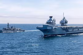 Siêu tàu sân bay Anh chạm trán chiến hạm Nga