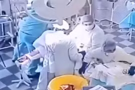 Khoảnh khắc bác sĩ Nga không quản ngại nguy hiểm tiếp tục phẫu thuật cho bệnh nhân trong động đất