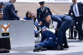 Tổng thống Joe Biden bị vấp ngã tại Học viện Không quân Mỹ