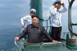 Ông Kim Jong-un kiểm tra sự sẵn sàng chiến đấu của đơn vị tàu ngầm