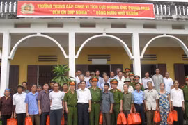 Trường Trung cấp CSND VI trao quà ngày 27-7