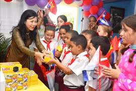 Phu nhân Tổng Bí thư, Chủ tịch nước thăm Trường tiểu học Võ Thị Thắng tại Cuba
