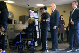 Tổng thống Mỹ Joe Biden xếp hàng 40 phút khi đi bỏ phiếu sớm tại bang quê nhà Delaware
