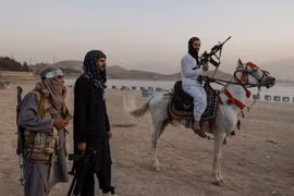 Lính Taliban mang súng máy đến thăm công viên giải trí