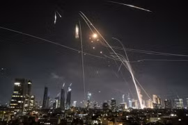 Iran tuyên bố phóng hàng trăm tên lửa đạn đạo trả đũa Israel