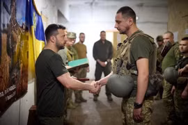 Tổng thống Ukraine thị sát ‘chảo lửa’ Donetsk với chỉ huy mới bổ nhiệm