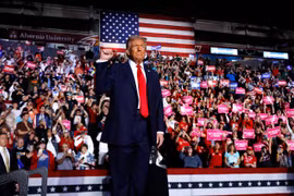 Giá cổ phiếu công ty ông Donald Trump tăng vọt vào ngày cuối cùng trước bầu cử