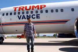 Máy bay chở ‘phó tướng’ của ông Donald Trump gặp trục trặc giữa không trung