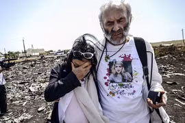 Xúc động chuyện cha mẹ già tìm con trong thảm họa MH17