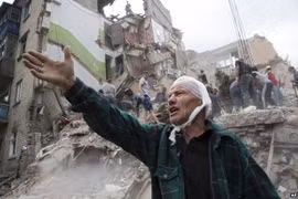 Ukraine: Máy bay chiến đấu ném bom tàn phá thị trấn Snizhne, Donetsk