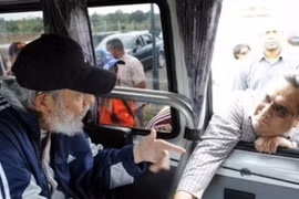 Cựu Chủ tịch Cuba Fidel Castro bất ngờ “tái xuất” sau hơn 1 năm