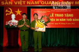 Trao Huy hiệu 30 năm tuổi Đảng cho đồng chí Nguyễn Quốc Tuấn