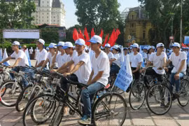 300 người đạp xe hưởng ứng, cổ vũ du lịch nội địa