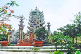 Hỗn chiến kinh hoàng sau chuyến tham quan chùa cổ