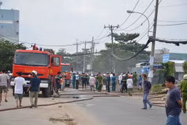 Bị cháy lan, hàng trăm xe máy, ô tô bị thiêu rụi