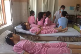 Vụ học sinh tiểu học nhập viện sau giờ ăn trưa: 64 em ăn phải cơm thiu?