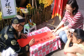 Xuân về, ông đồ xuống phố