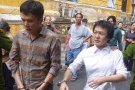 Chiêu độc bóp “của quý” người nước ngoài, để trộm ví tiền ngay trên phố