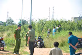 Thi thể người đàn ông trong bụi cỏ, nghi bị cắt cổ