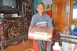 Kỳ lạ một cụ ông suốt 30 năm chỉ ăn mì tôm