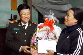 Thiếu tướng Bạch Thành Định tặng quà cán bộ Công an có hoàn cảnh khó khăn