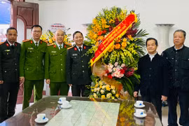 Nhân dịp Giáng sinh, Công an Hà Nội chúc mừng và tặng quà Giáo xứ Thái Hà 