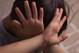 Bác sỹ yêu cầu nam sinh lột sạch đồ để dâm ô tại phòng khám có thể đối diện mức án nào?