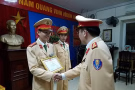Khen thưởng đột xuất 2 chiến sỹ CSGT tận tình giúp đỡ người dân