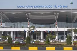 Tạm đình chỉ nhân viên an ninh sân bay để làm rõ thông tin nhặt được tiền của khách không trả lại
