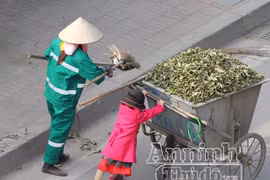 Xúc động hình ảnh em bé đi quét rác cùng mẹ trong ngày Tết