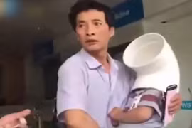 Bố mẹ bất cẩn, con 5 tuổi kẹt đầu trong ống nước