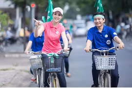 Hoa hậu Ngọc Hân đạp xe đi… nhặt rác