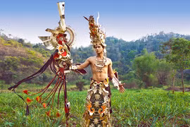 Mister Global khoe ảnh với trang phục dân tộc