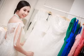 Hoa hậu Ngọc Hân khoe vai trần gợi cảm trong trang phục tự thiết kế