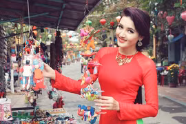 Hoa khôi Phương Thảo đẹp dịu dàng khi quảng bá du lịch Hội An