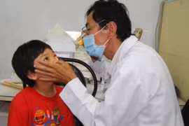 Bệnh nhân đau mắt đỏ bất ngờ tăng mạnh