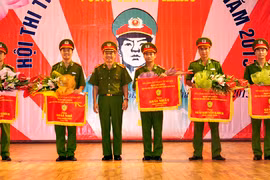 Chung khảo Hội thi "Tìm hiểu điều lệnh CAND năm 2013"