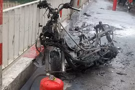 Xe tay ga cháy rụi trên cầu Chương Dương