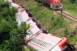 Tàu hỏa văng khỏi đường ray khiến 70 người chết, 300 người bị thương