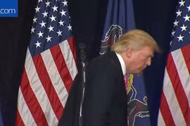 Ông Trump khom lưng chế giễu bà Clinton bị ốm phải ra về sớm