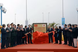 Cầu Nhật Tân chính thức thông xe