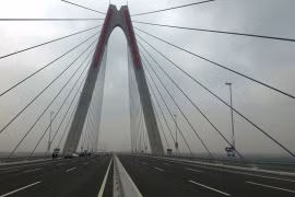 Cấm người đi bộ trên cầu Nhật Tân