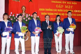 Khen thưởng HLV, VĐV Hà Nội đạt thành tích xuất sắc