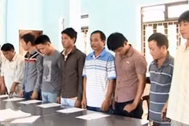 Xử phạt đối tượng cò mồi dẫn xe quá tải né trạm cân