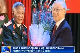 Trao tặng Huy hiệu 65 năm tuổi Đảng cho nguyên Tổng Bí thư Lê Khả Phiêu