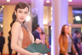 "Sốc" với trang phục "hở bạo" của Angela Phương Trinh trên thảm đỏ