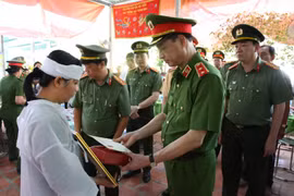 Thăng cấp bậc hàm Trung tá cho chiến sỹ Cảnh sát giao thông hy sinh trong khi bắt đối tượng vận chuyển ma túy