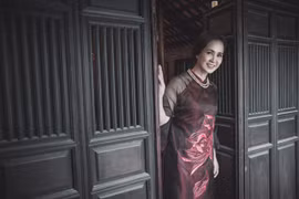 ​ NSND Lan Hương đẹp quý phái trong tà áo dài đón Xuân