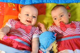 Chị em sinh đôi cách nhau gần 3 tháng