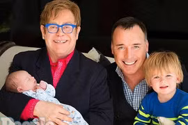 Sir Elton John bị chỉ trích vì “khoe con”